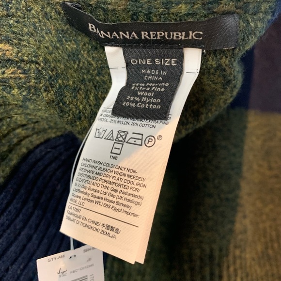 Banana Republic Scarf in green and blue. Crafted from 55% extra fine merino wool - Picture 2 of 2